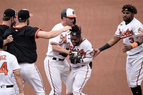Sacrifice Fly Pushes Orioles Past Yankees in Extra Innings