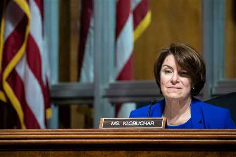 Klobuchar to Propose Ban on Prechecked Boxes in Political Donations