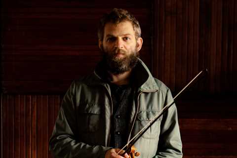 Bach’s Cello Suites, Now on Violin, With a Folksy Feel
