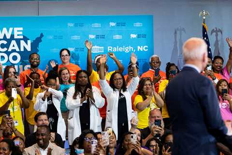 America Is Undergoing Seismic Changes. Its Politics? Hardly.