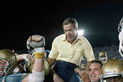 Terry Donahue, Who Led U.C.L.A. to Bowl Victories, Dies at 77