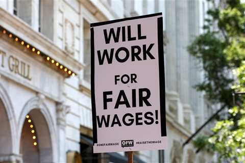 Biden is preparing an executive order targeting noncompete clauses for workers.