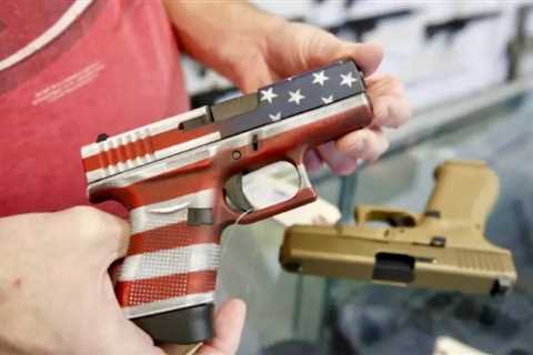 US judge overturns ban on 18-year-olds buying handguns
