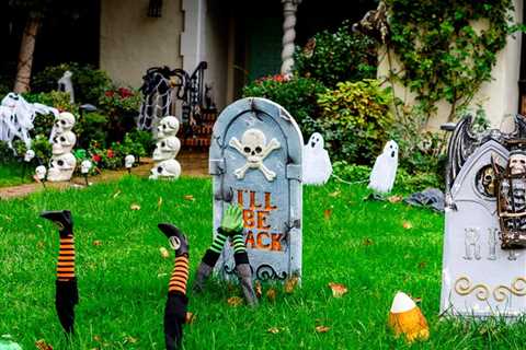 24 Ways to Decorate Your Home and Yard For Halloween