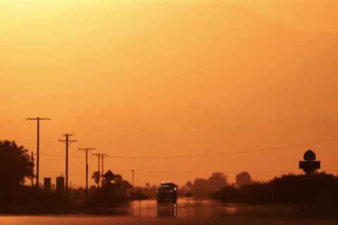 Huge fires rage in western US, Canada