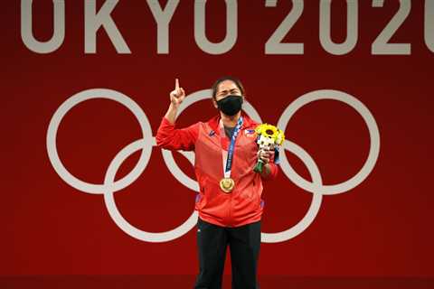 Weight lifter Hidilyn Diaz makes history, securing the first gold for the Philippines.