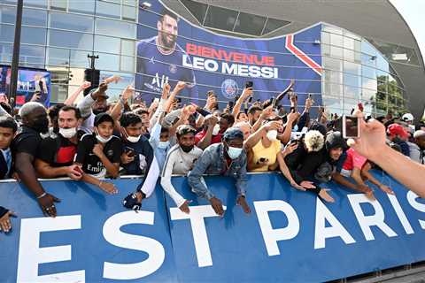 After Tearful Departure, Cheers Greet Messi in Paris