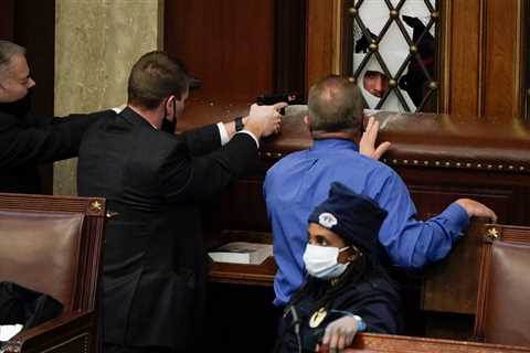 Capitol Police Officer Reveals His Identity to Save Shooting Rioter Jan. 6