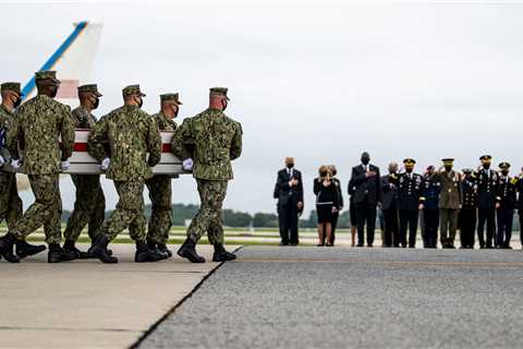 Biden watches the return of the Kabul bombing victims.