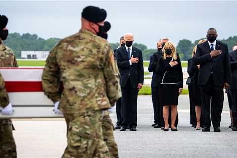 Biden receives the bodies of soldiers killed in Kabul Bombing
