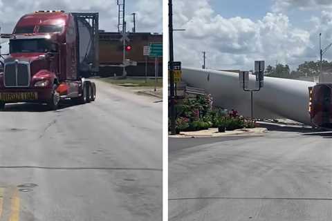 18-Wheeler Carrying 120ft Wind Turbine Blade Tries to Cross Train Tracks, Instantly Regrets it
