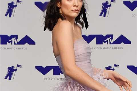 Lorde Backs Out of VMAs Performance Due to 'Change in Production Elements'