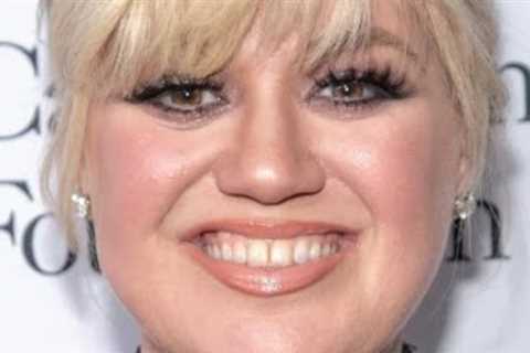 Kelly Clarkson's Wedding Ring: Here's what she did with it.