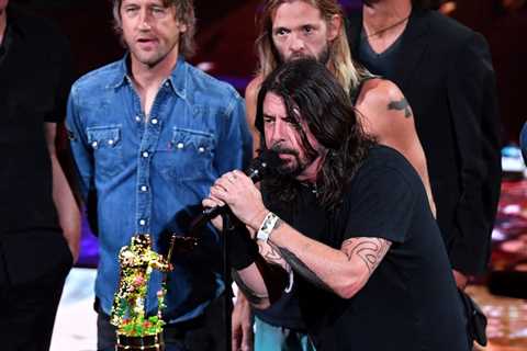 Foo Fighters Receive Global Icon Award at 2021 VMAs