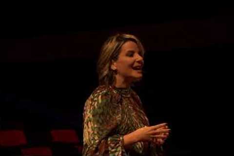Qual o real motivo de não se contratar uma mãe? | Luciana Cattony | TEDxMacedo