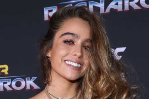 Sommer Ray celebrates edible beauty in flower bikini