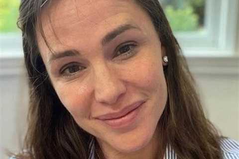 Jennifer Garner Hilariously Texts Selfie to Wrong Number: 'Humbling, Isn't It'