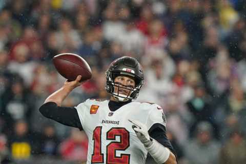 Tom Brady sets N.F.L.