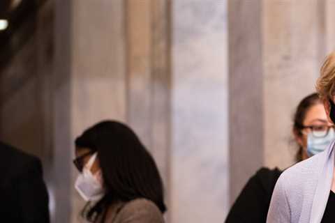 Elizabeth Warren calls for an inquiry into insider trading at the Fed