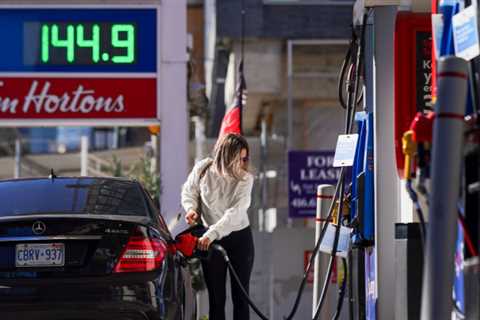 Inflation in Canada reaches 4.4 percent as gasoline prices climb