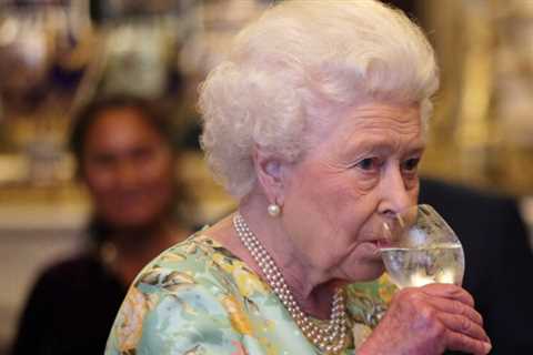 The Queen Elizabeth Favorite Cocktail and Why It's Time For Her To Quit Drinking