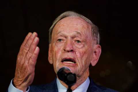 Jean Chretien criticizes Justin Trudeau for his slow attempts to release the Michaels.