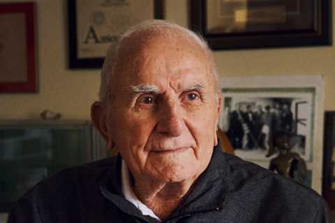 Paul Salata, champion of the N.F.L.'s "Irrelevant", dies at 94