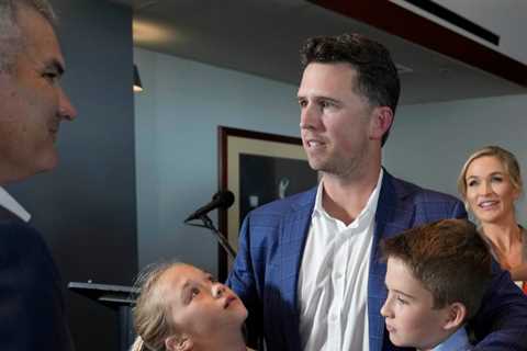 Buster Posey, who is tired of working a demanding job, resigns at 34