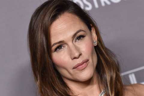 Jennifer Garner accused of hiding her ring finger amid engagement rumors