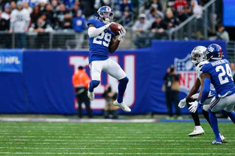 Giants win by playing safe with Raiders