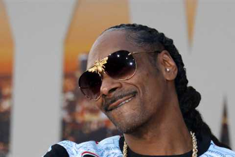 Snoop Dogg Surprises Two Unsuspecting Drive-Thru Customers At Raising Cane’s. Watch The Amazing..