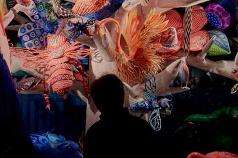 The Holiday Windows are Back. New York Shoppers Are Back.