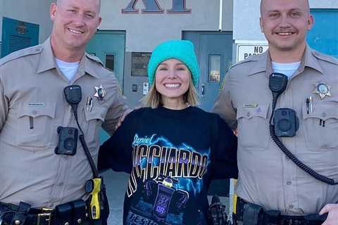Kristen Bell Hit with Backlash Over Photos with Los Angeles Sheriff Deputies