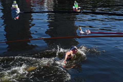 Marathon swimmers face heat and bacteria. And each other.