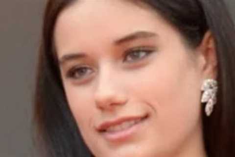 Ella Travolta, John Travolta’s daughter, is starting a music career?
