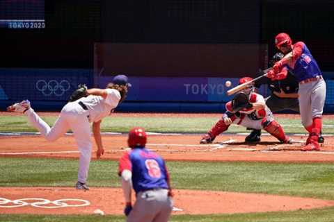 The U.S. baseball team defeats the Dominican Republic to keep its gold medal hopes alive.