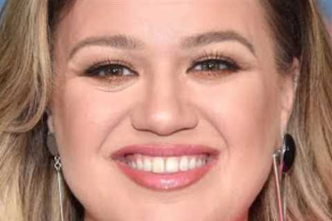 Kelly Clarkson is so upset about being alone