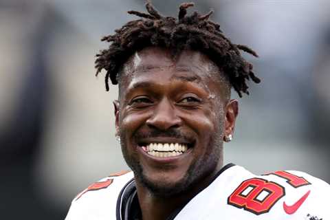 Antonio Brown storms off the field during Buccaneers' win over Jets