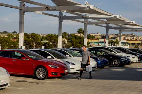 Why Tesla Succeeded Despite Other Automakers Trying to Make Cars