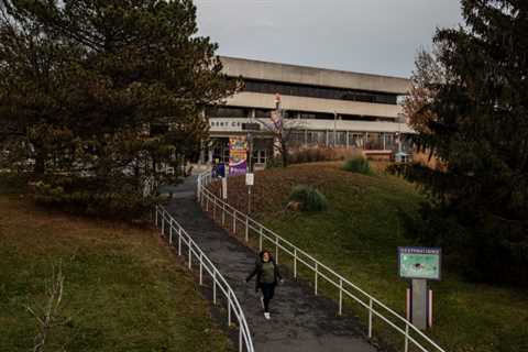 Despite the introduction of vaccines, U.S. college enrollment fell again in 2021.
