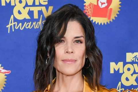Neve Campbell was dragged by bear through woods. 'They Said: Dip your Hand in Honey and Just Run!
