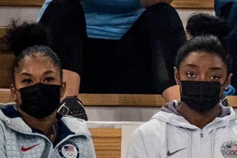 Simone Biles has pulled out of the final gymnastics floor exercise.