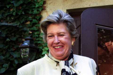 Phyllis Oakley dies at 87.
