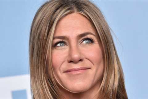 Jennifer Aniston's Anti-Aging Secret is Not What You Think It Is (It's better)