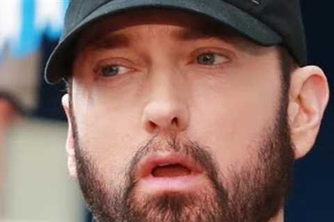 Eminem's Super Bowl Halftime Gesture Is Making Twitter Go Crazy