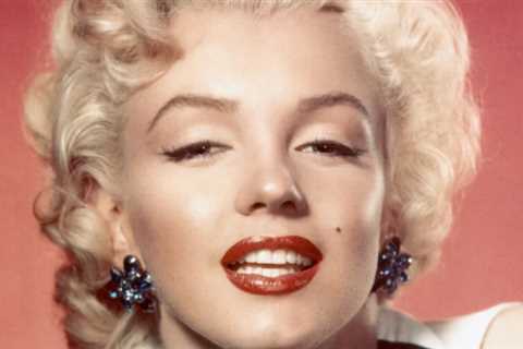Marilyn Monroe's Signature Pound With Lip Contouring and Plumping Techniques