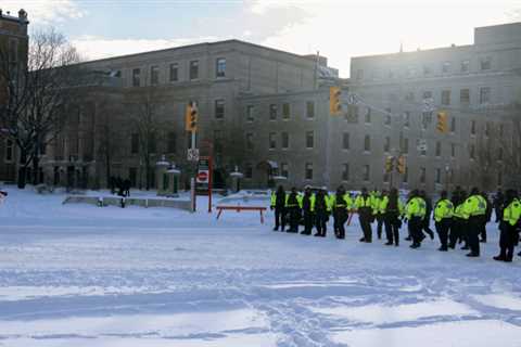 Ottawa Police move in to arrest the protestors