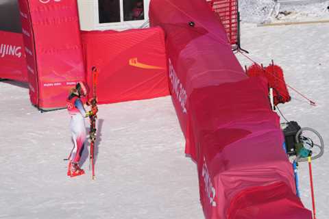 Mikaela Siffrin is disqualified after she falls in the giant skilom.