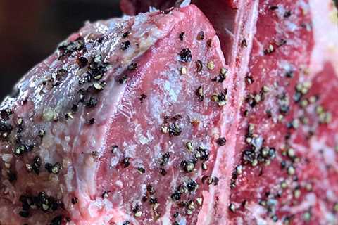 How to Grill a Thin Steak on a Gas Grill