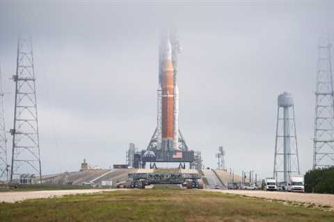 NASA to Provide SpaceX with a Company on the Moon
